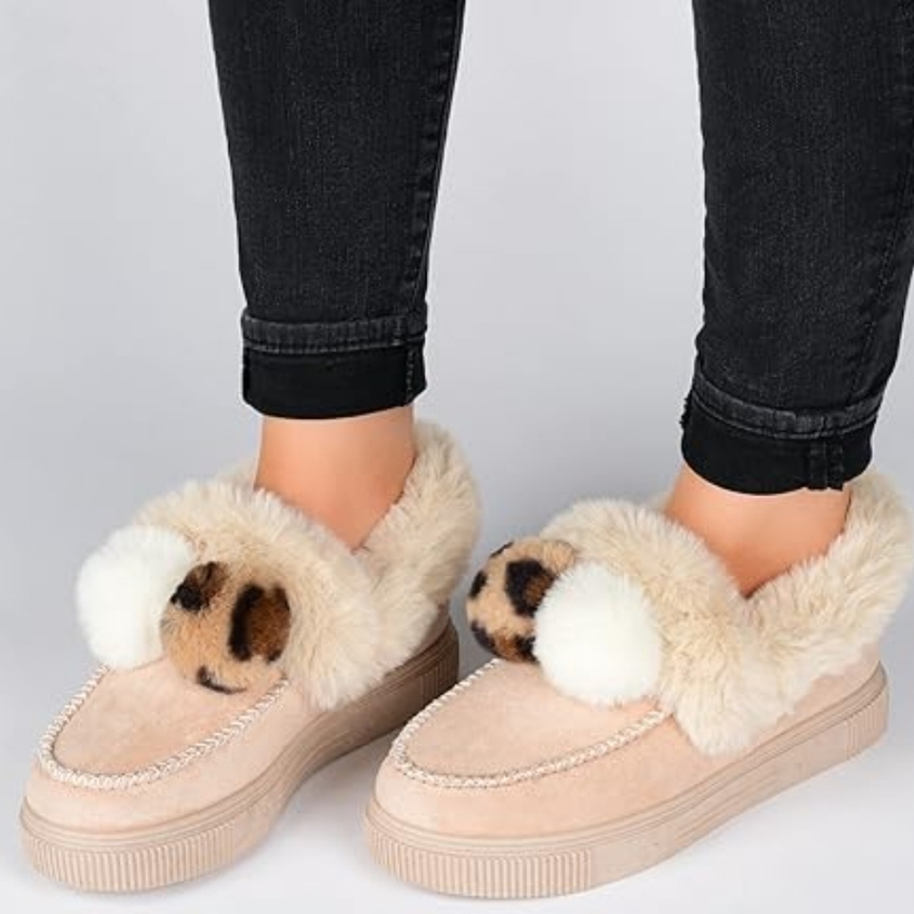 Cozy Fuzzy Soft Warm Slipper Shoes Poms Size 9 Snow Winter Streetwear Natural - Picture 1 of 10